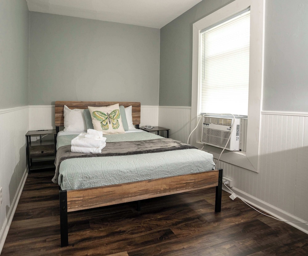 Three Blocks From Paradise Cozy Home for 8 Near Lake Geneva