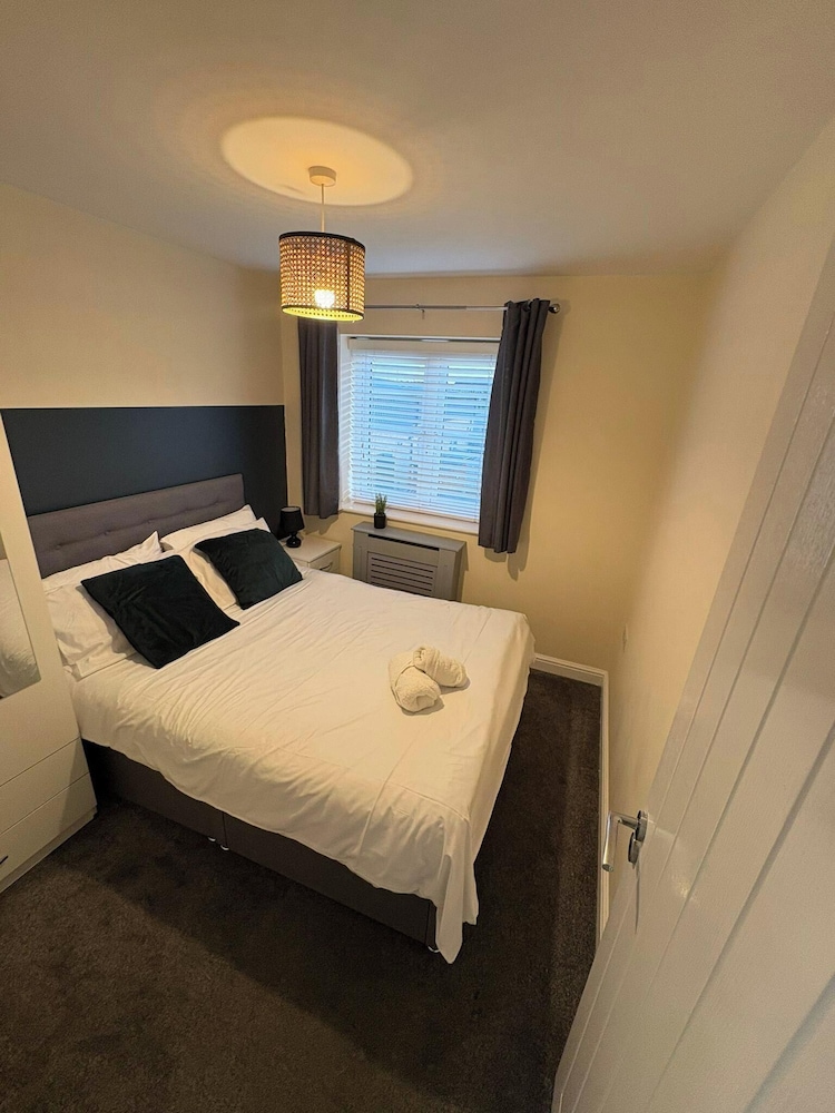 Spacious 3-bed House - Sleeps 8, Garden & Parking