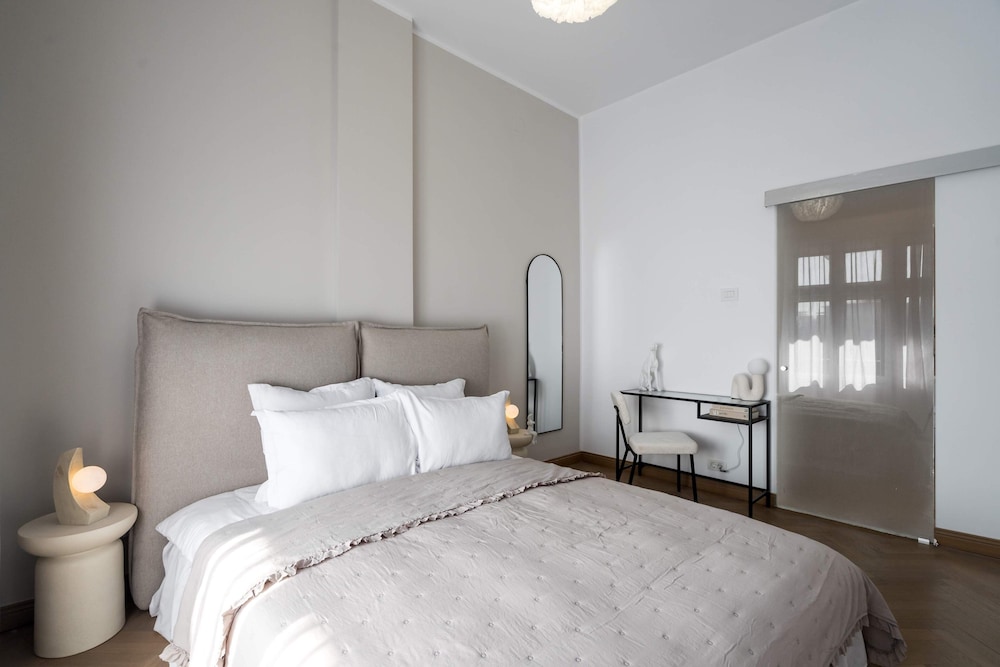 Calea 3BR Victoriei Stunner - Two Living Rooms - Balconies on the Avenue