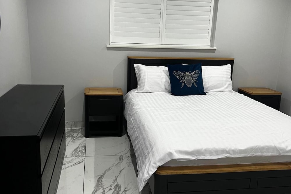 House - Sleeps 16, Parking, Pets Allowed & Jacuzzi
