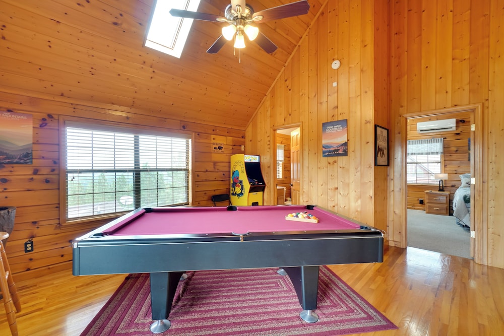 Hot Tub & Game Room: Sevierville Family Cabin!