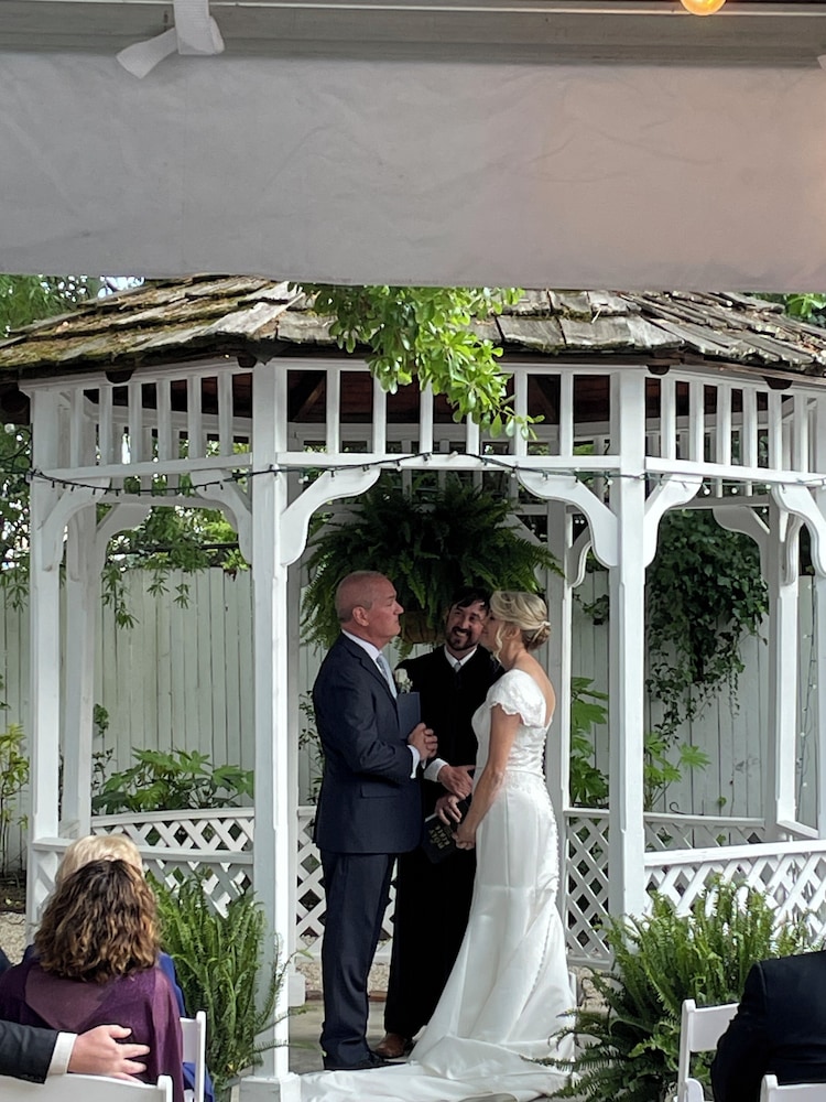 Chesnut Cottage Inn