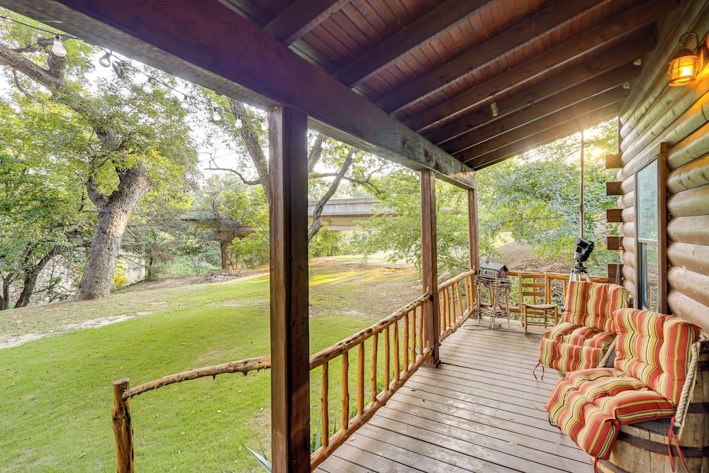 Private Pool: Fun Riverfront Retreat in Hamilton!