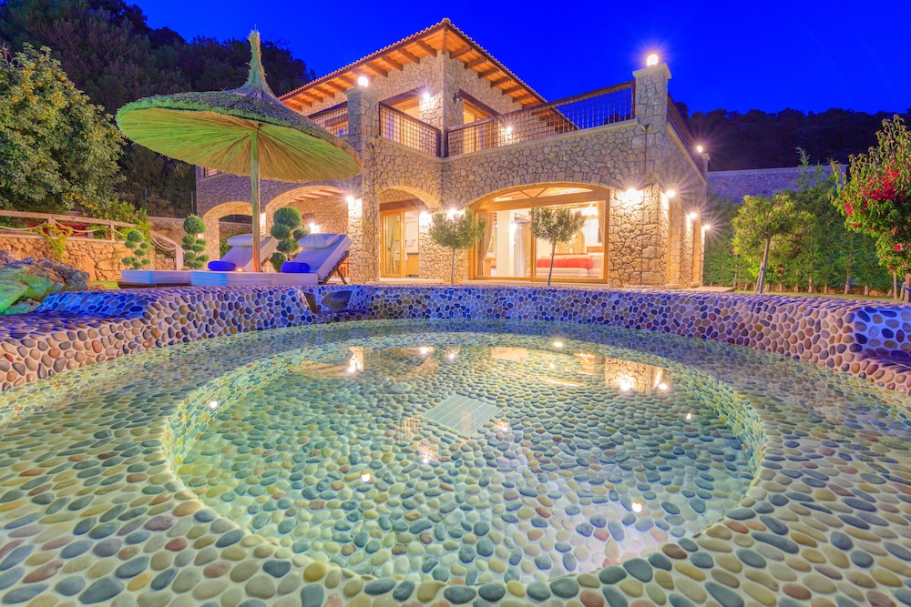 Private Island-Style Ultra Luxury Villa Estate