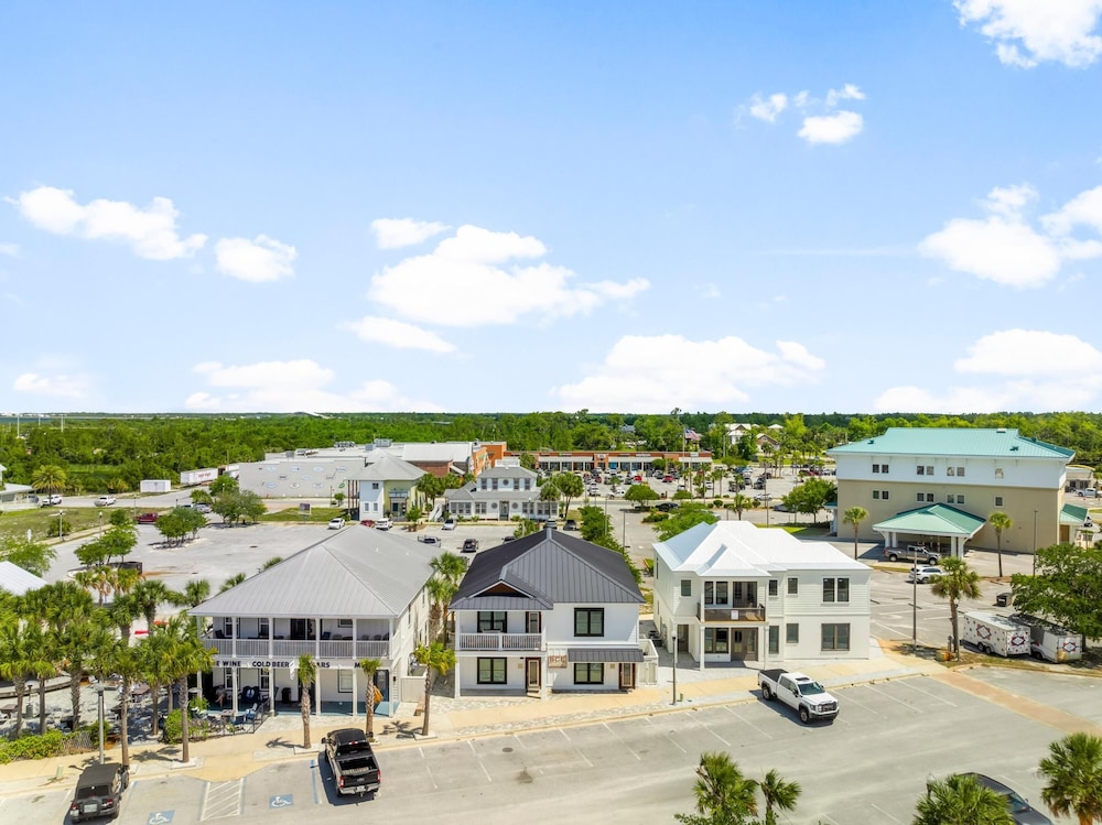 Pet Friendly Beach House - Marina View