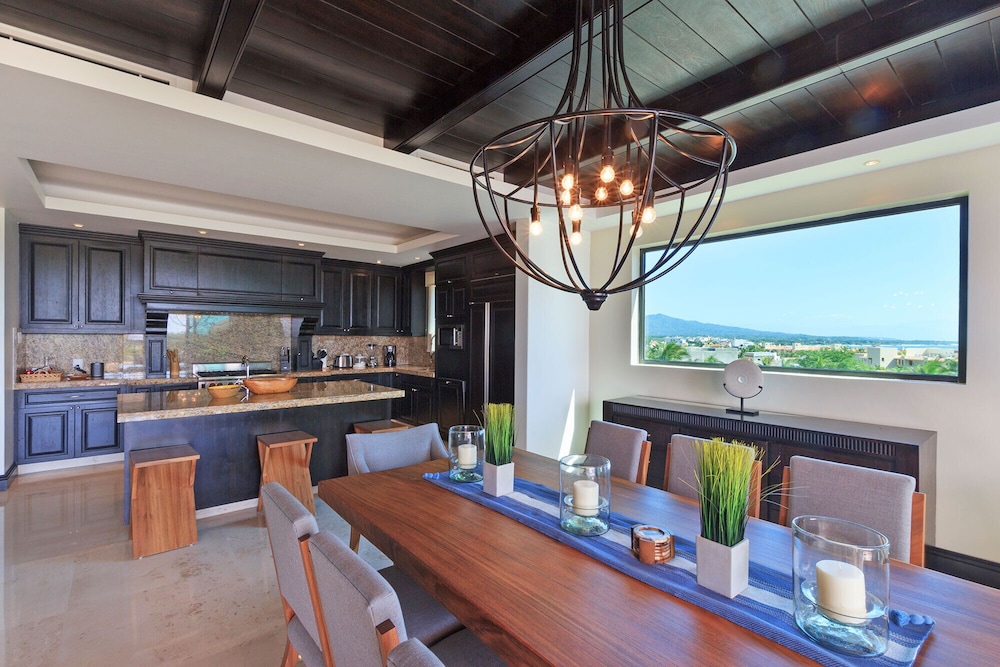 Amazing 4 Bedroom Condo - Property Image 10