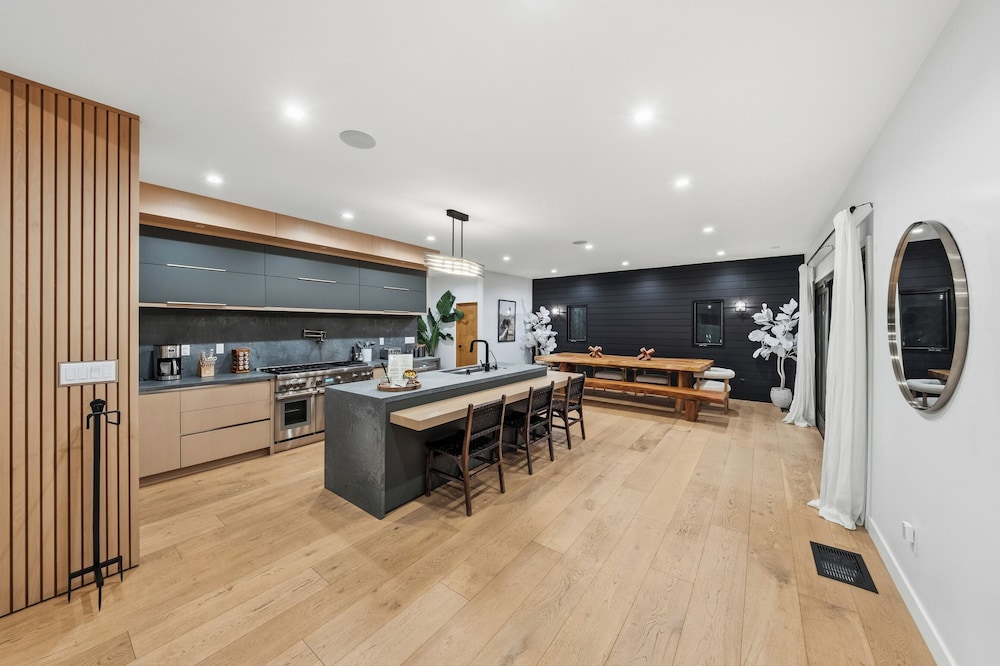 Farley Court - Stylish Hillside Residence With Stunning Views