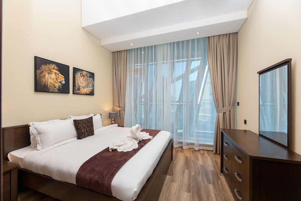 SIMPLY COMFORT Urban Chic Suites in J One Tower City & Canal Views