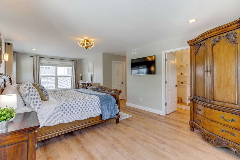 Steps to Buckeye Lake: Family-friendly Home