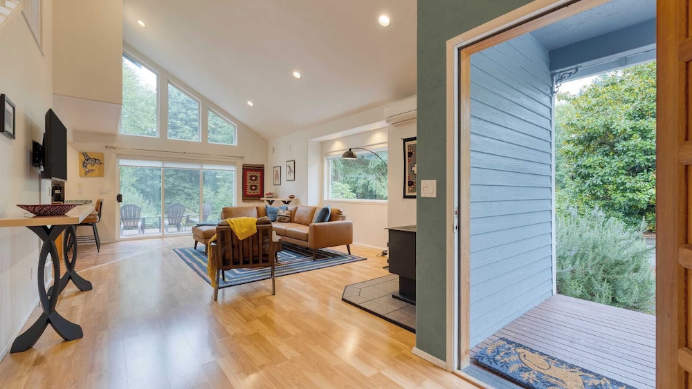 Stylish Forest Getaway on Whidbey Island Near Beaches, Wineries & Trails Cedarview Retreat by Avantstay