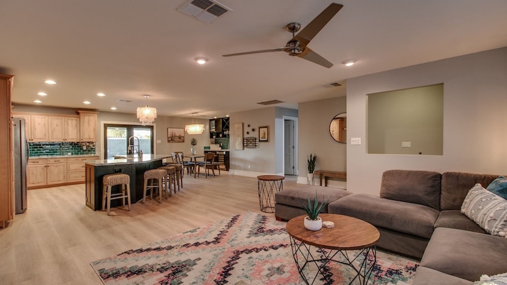 Relaxing 4 Bdrm Retreat in the Heart of Scottsdale