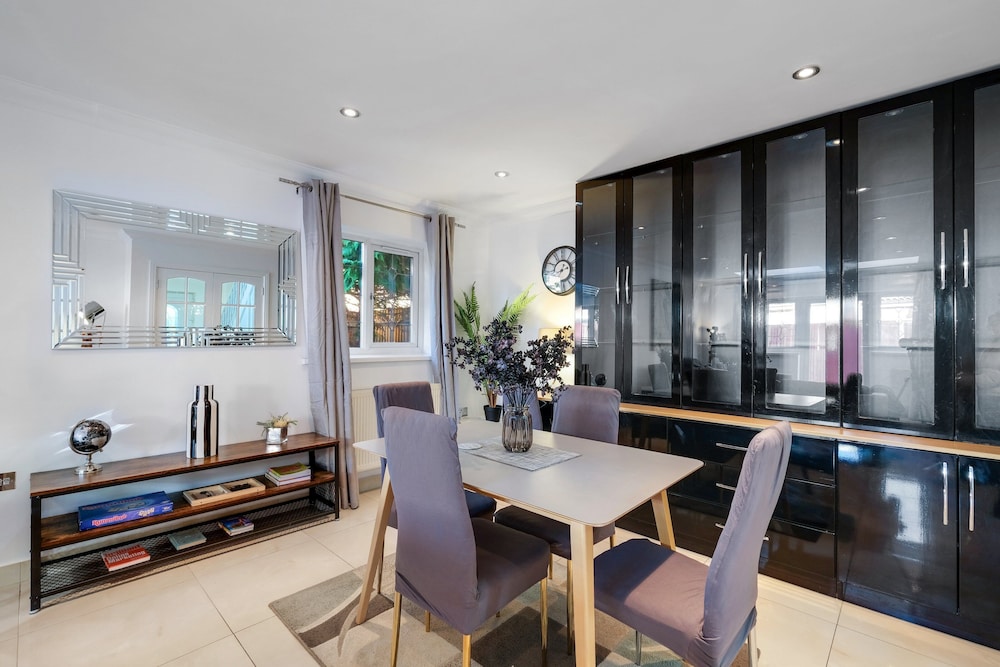 Isher 3 Bedroom 2 Bath Hse with Parking