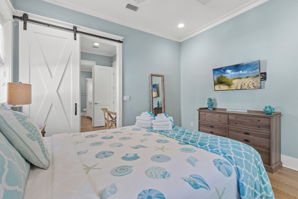 Sea Dlight: 3BR Beach Home Sleeps 10 With 4 Bikes in Watersound West