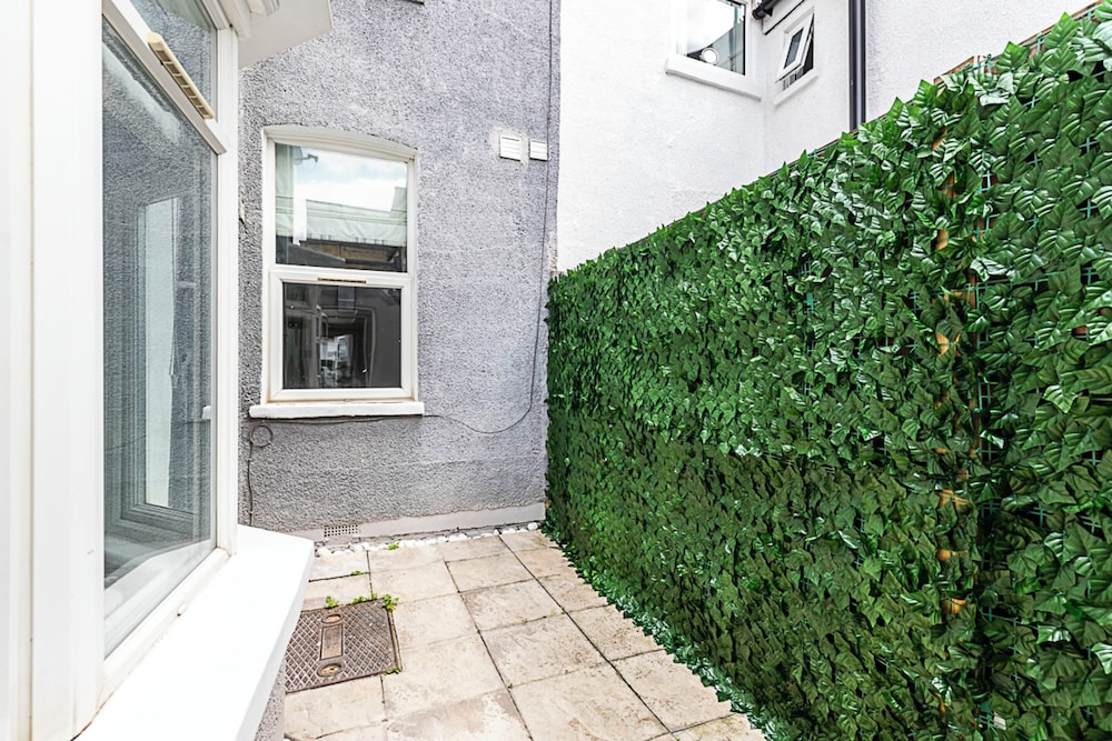 Luxurious 3 Bed Flat With Patio and Garden