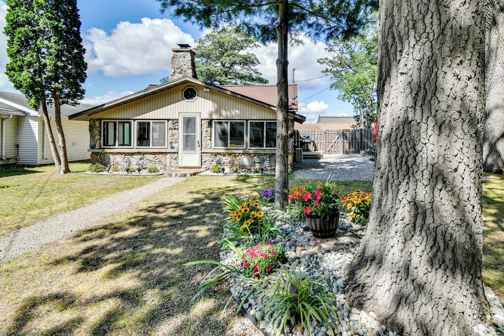 Walk to Houghton Lake: Cabin w/ Fire Pit!