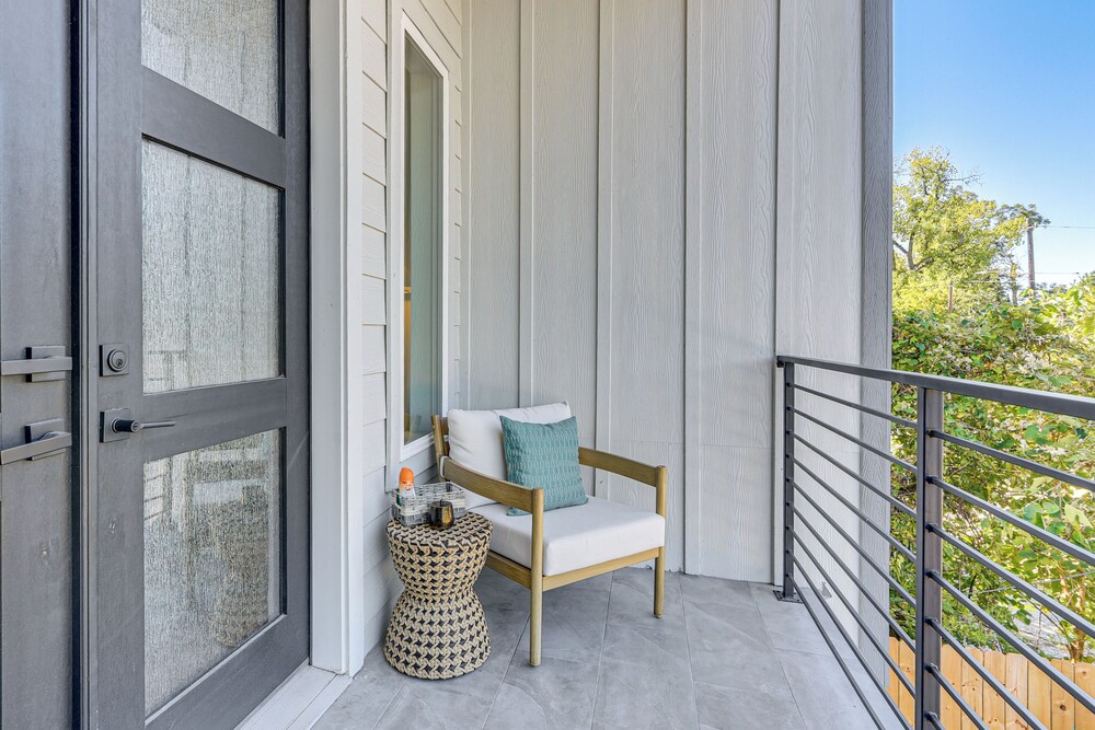 2 Mi to Dtwn Houston: Stylish Retreat w/ Balcony