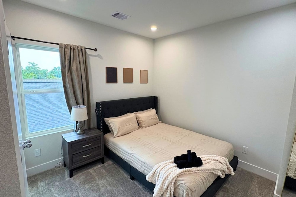 Gated Modern 3BR Near Downtown Med Center