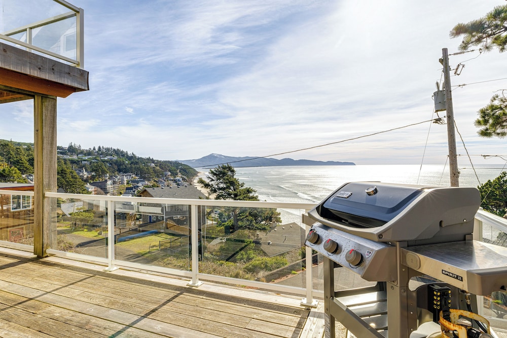 Oceanside Escape w/ Stunning Views: Walk to Beach!