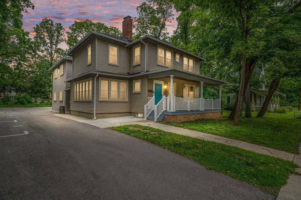Pet-friendly Furnished Apt Near Emu Free Parking 2 Bedroom Apts