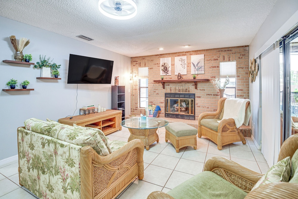 6 Mi to Gemini Springs Park: Chic Home w/ Pool!