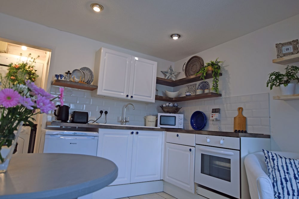 Charming 1-bed Cottage in Pembroke Close to Castle view 4