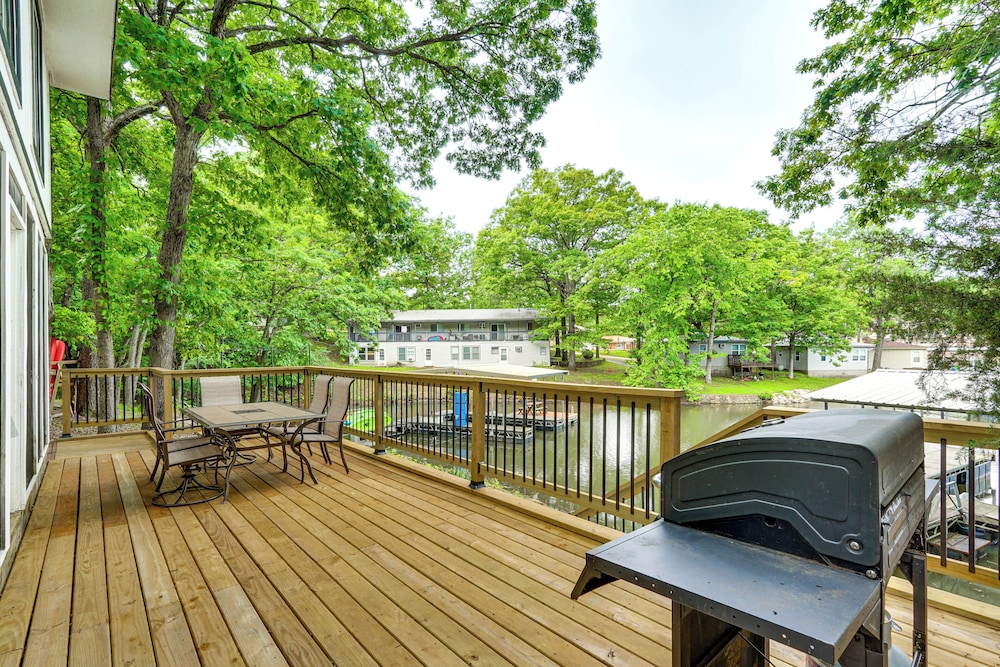 Lake of the Ozarks Home w/ Boat Dock & Kayaks