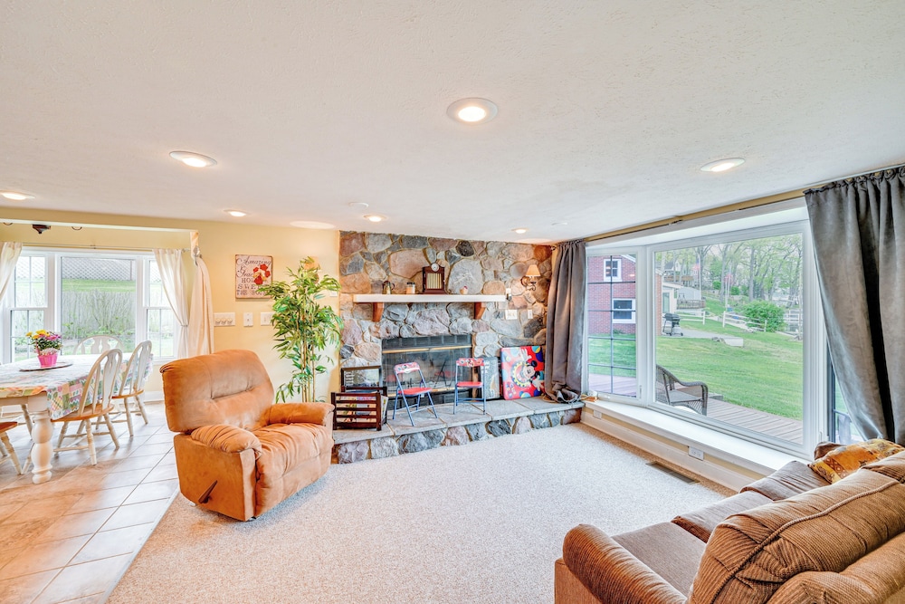 Scenic Views: Spacious Webster Lake House!