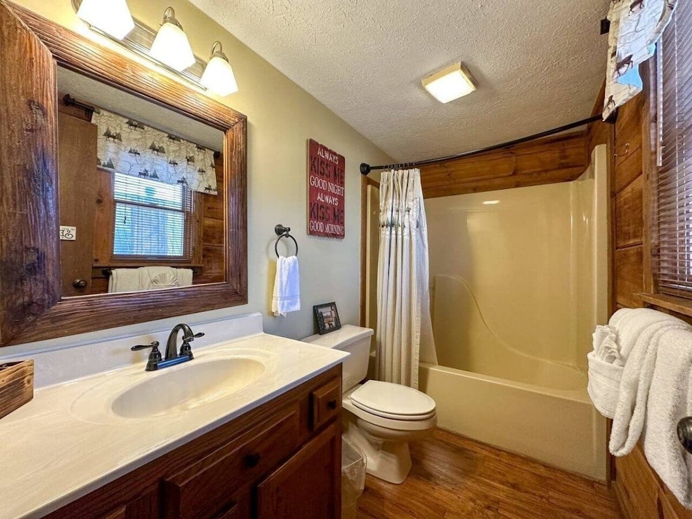 Cherokee Winds 2 Bedroom Cabin by RedAwning view 4