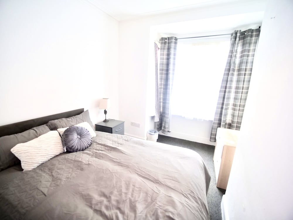 Lovely 6 bed Property Located Within Dudley view 4