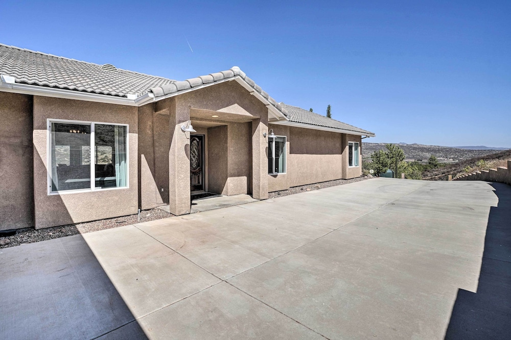 Beautiful Hemet Home: Large Patio & Mtn Views! in Hemet, US