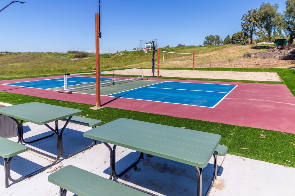 Chateau Syrah by Avantstay Picturesque Estate w Pool Hot Tub Pool Table Table Tennis New Pickleball Court Basketball Hoop