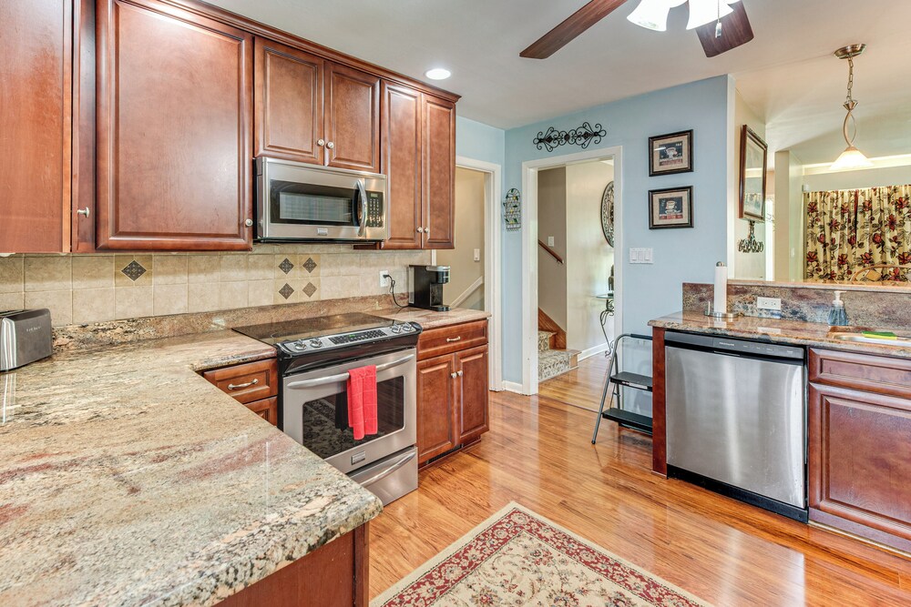 2 Mi to FSU & Famu: Home w/ Spacious Deck!