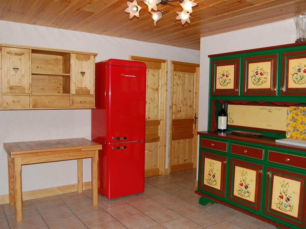 Spacious Holiday Home Near Center of Champagny