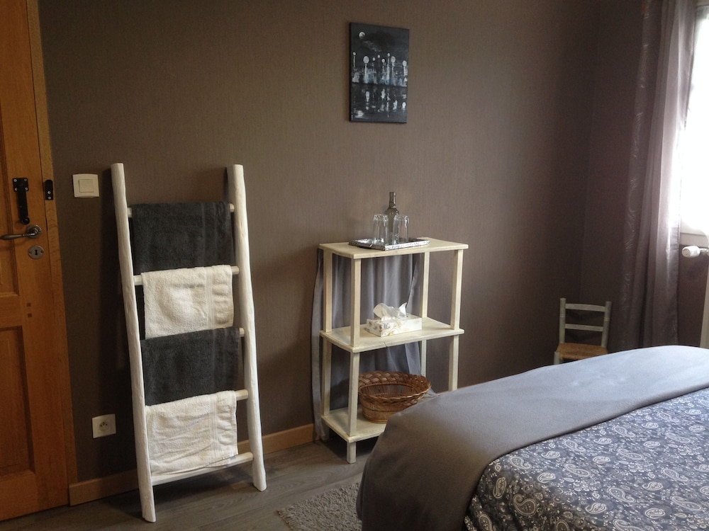 Chambres d'Hotes Hola en Laval — hotel room