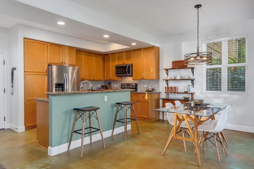Well-equipped - Close to Beaches - In-unit AC - Vrkcv