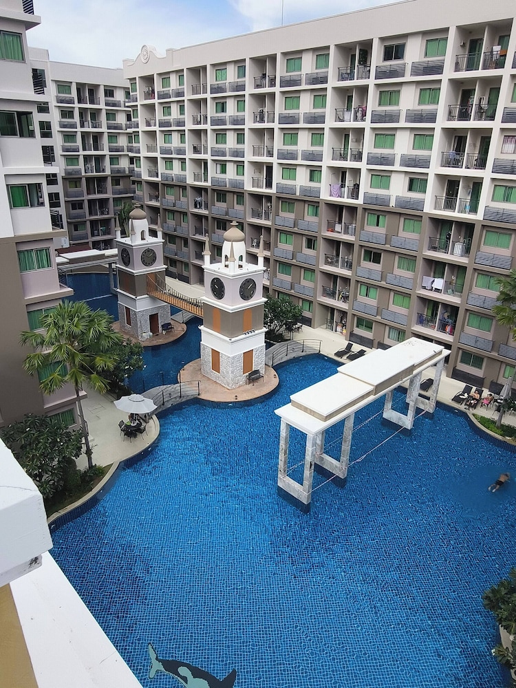 Luxurious Pattaya Apartment With Pool Access