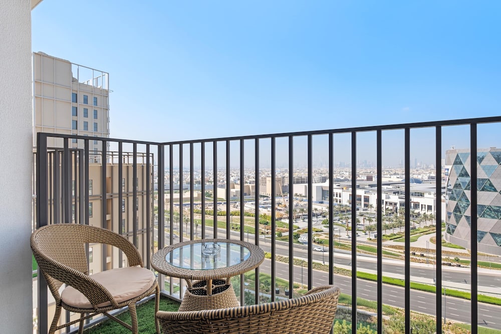 Elegant 2-bedroom in Dubai Hills With Pool and gym