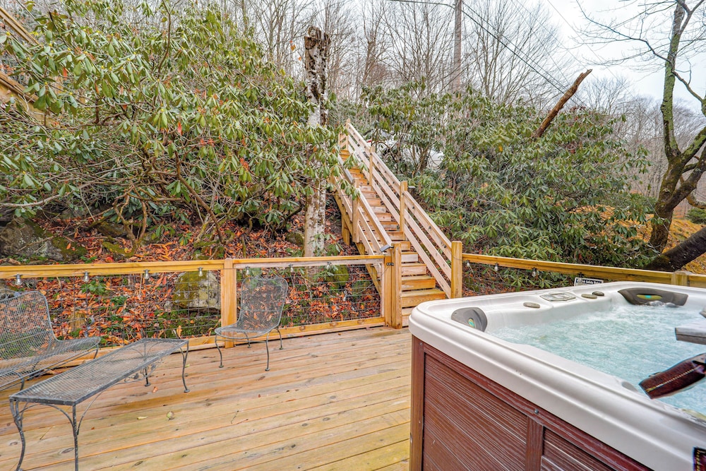 Home w/ Hot Tub & Views: 2 Mi to Beech Mtn Ski