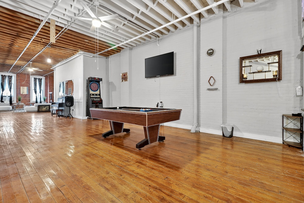 Huge 'man Cave' 2 Mins From Downtown Detroit 1 Bedroom Apts