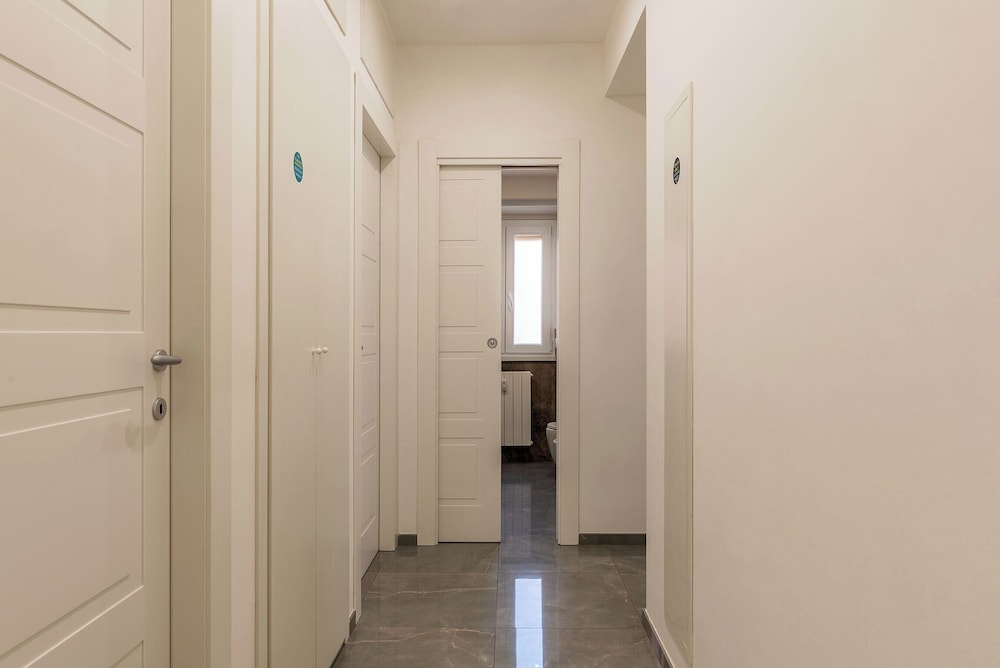 JOIVY Delightful 3-bed Flat with Balcony
