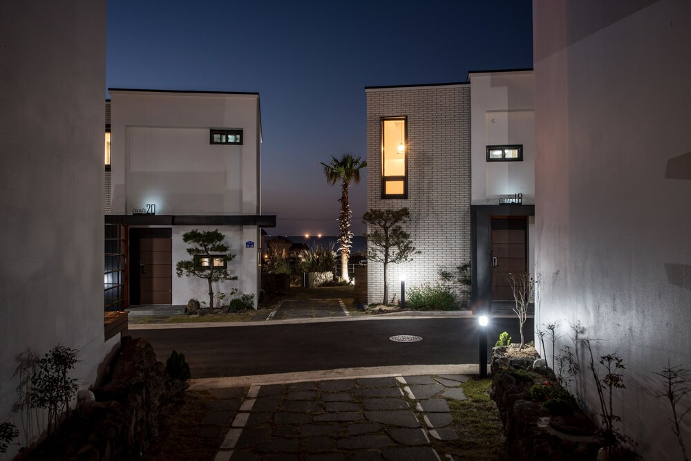 Aewol Bada Town House