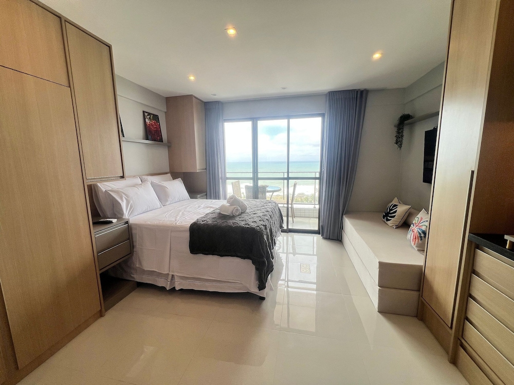 Stay Just Steps From Itapua Beach, With Pool and gym - RGF