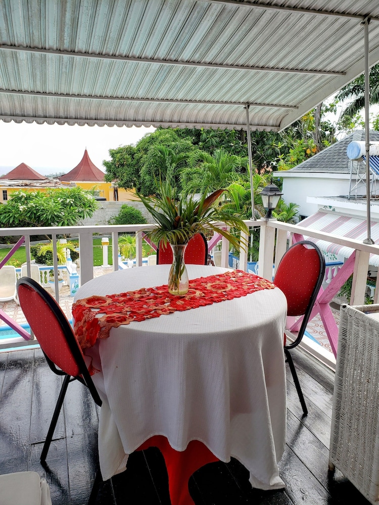 Hotel 237 Bratton Ave - Image 1