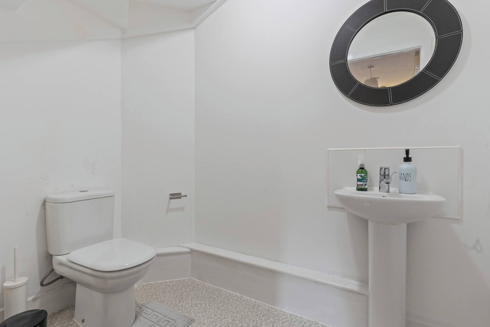 3-bed Elegant House Near Museums, Bullring & Parks