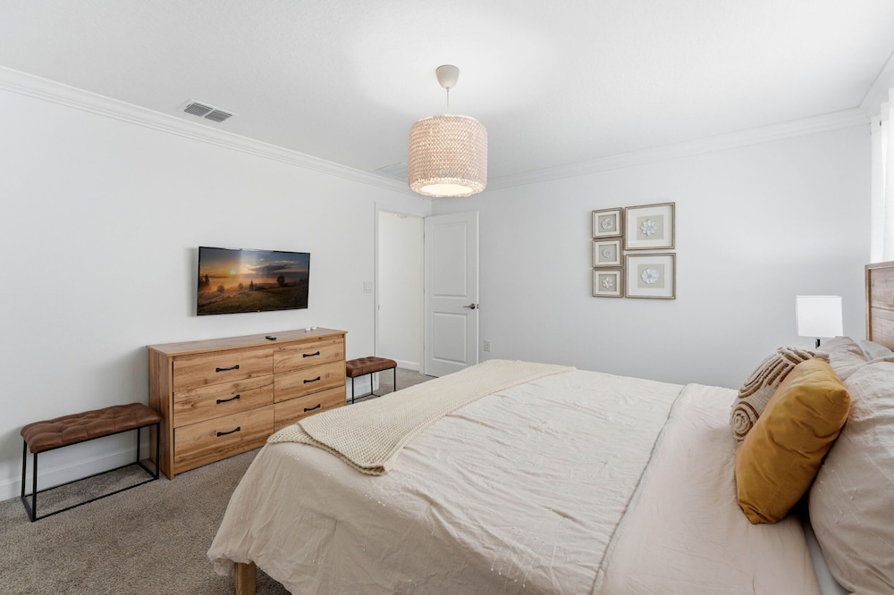 Chic 4BR Disney Retreat With Pool Mickey Rooms