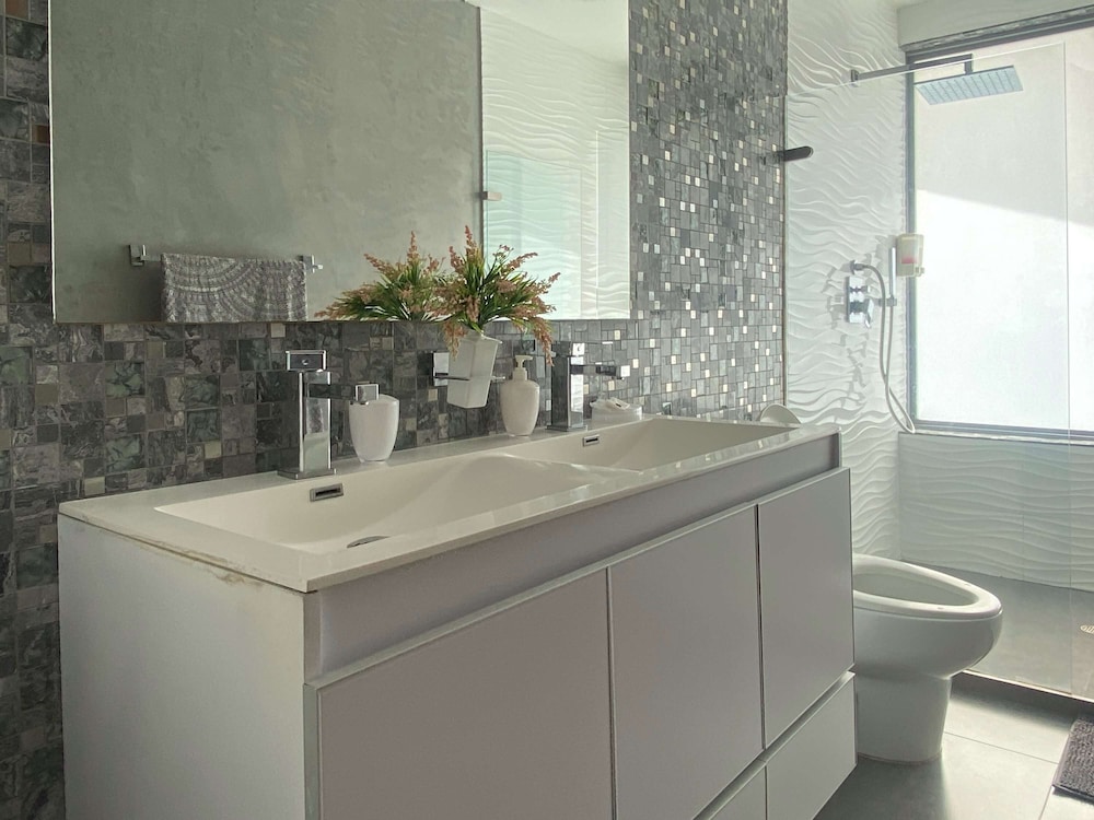 w Amazing 3BR w Ocean View in Marbella