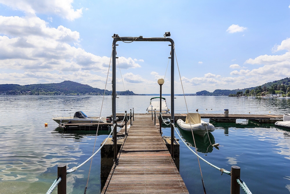 Lakefront Holiday Home
