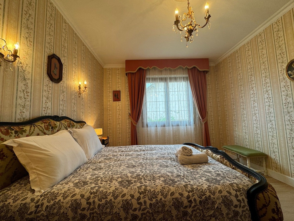 Spacious Group Stay Near Le Mans Circuit