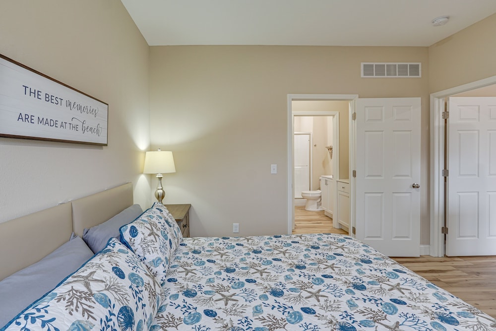 Lake Ozark Apartment w/ Balcony < 1 Mi to Water!