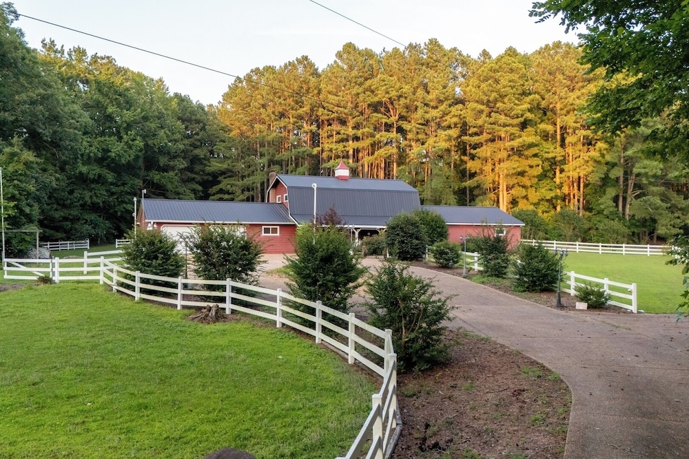 Pet-friendly 3BR Lake House Firepit & Pier
